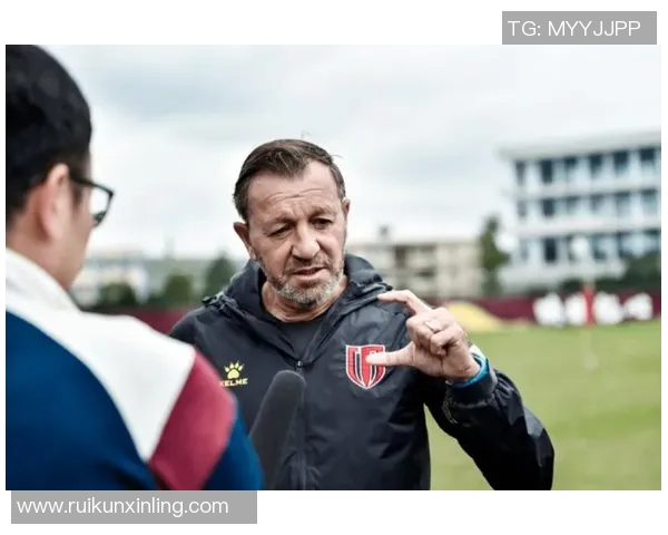 足球前球星转型助教助力球队发展 哪些传奇人物再度披上教练战袍